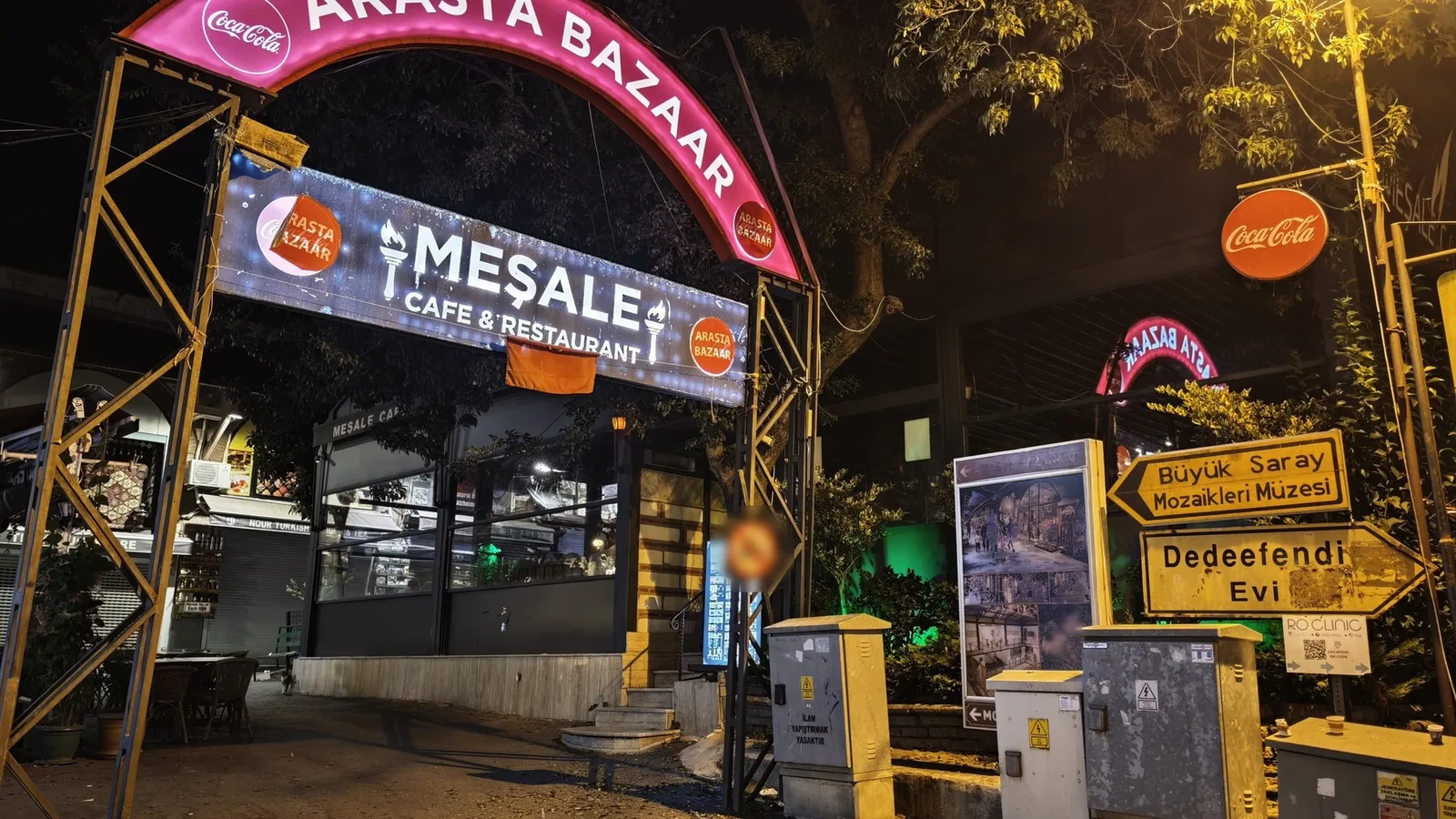 Arasta Çarşısı kemeri altında Meşale Restaurant & Cafe tabelası