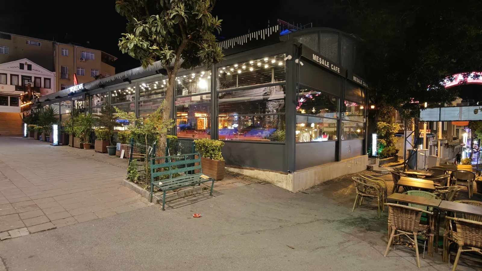 Meşale'nin aydınlatılmış dış cephesi, gece