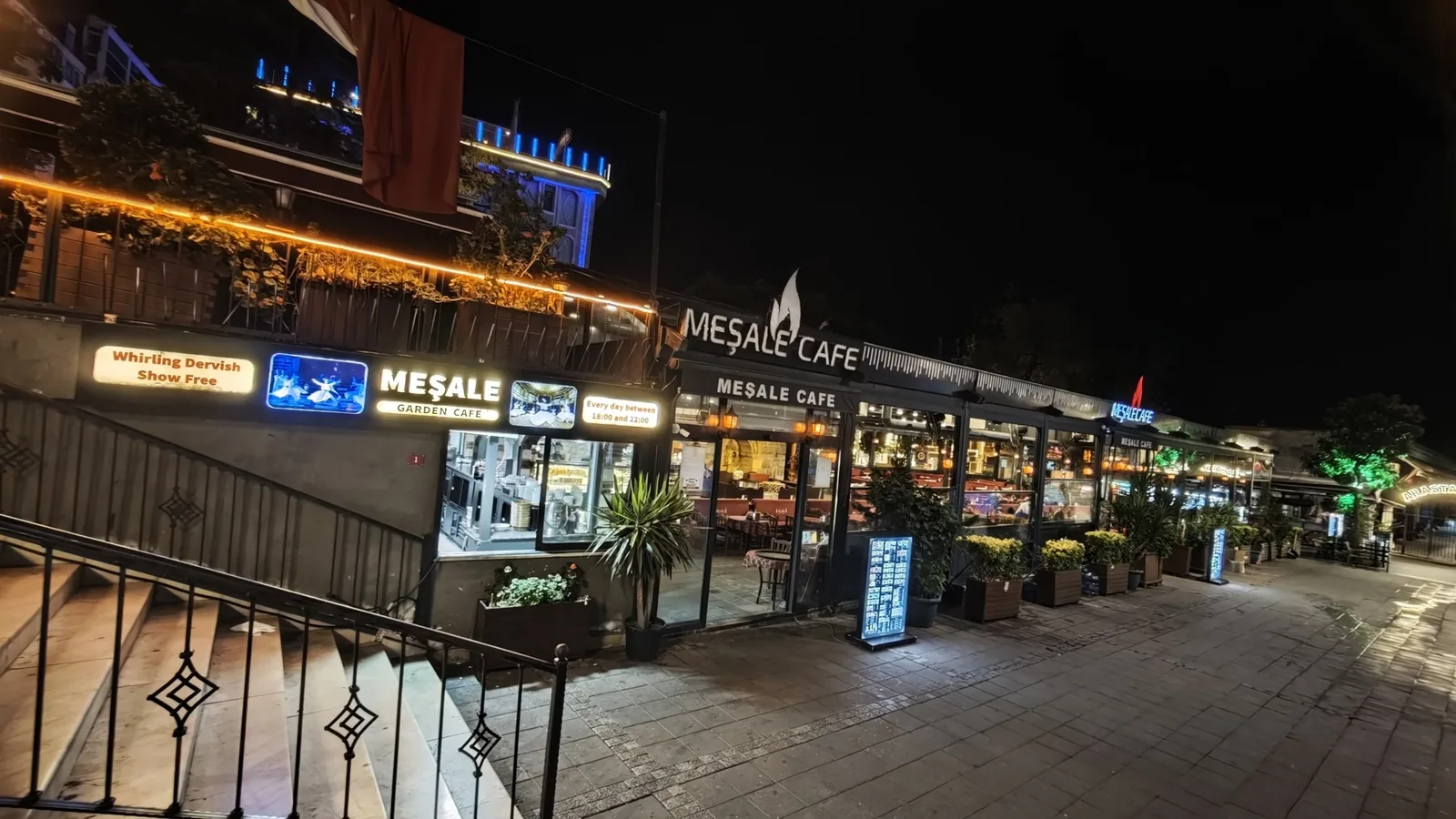 Meşale Cafe tabelası ve girişi, gece